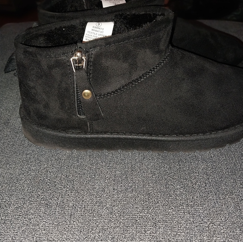 Aspen Black Suede Ankle Boots fur Lined Size 9 Excellent Condition.